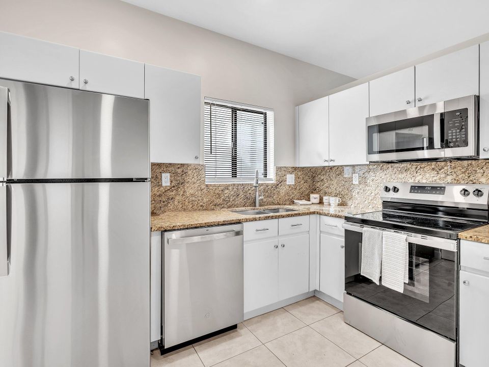 合同活跃: $650,000 (3 贝兹, 2 浴室, 1593 平方英尺)