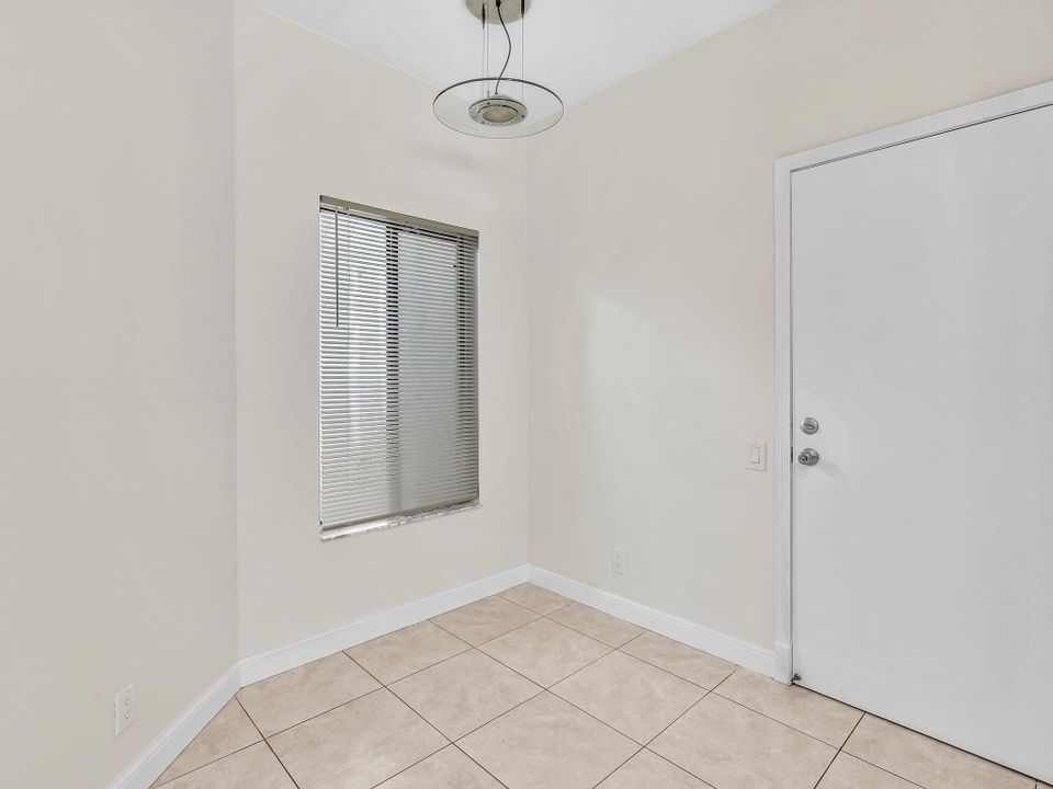 合同活跃: $650,000 (3 贝兹, 2 浴室, 1593 平方英尺)