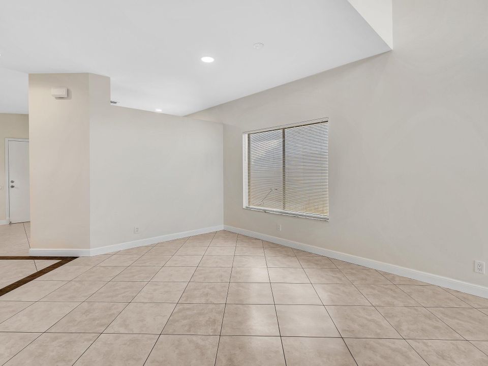 合同活跃: $650,000 (3 贝兹, 2 浴室, 1593 平方英尺)