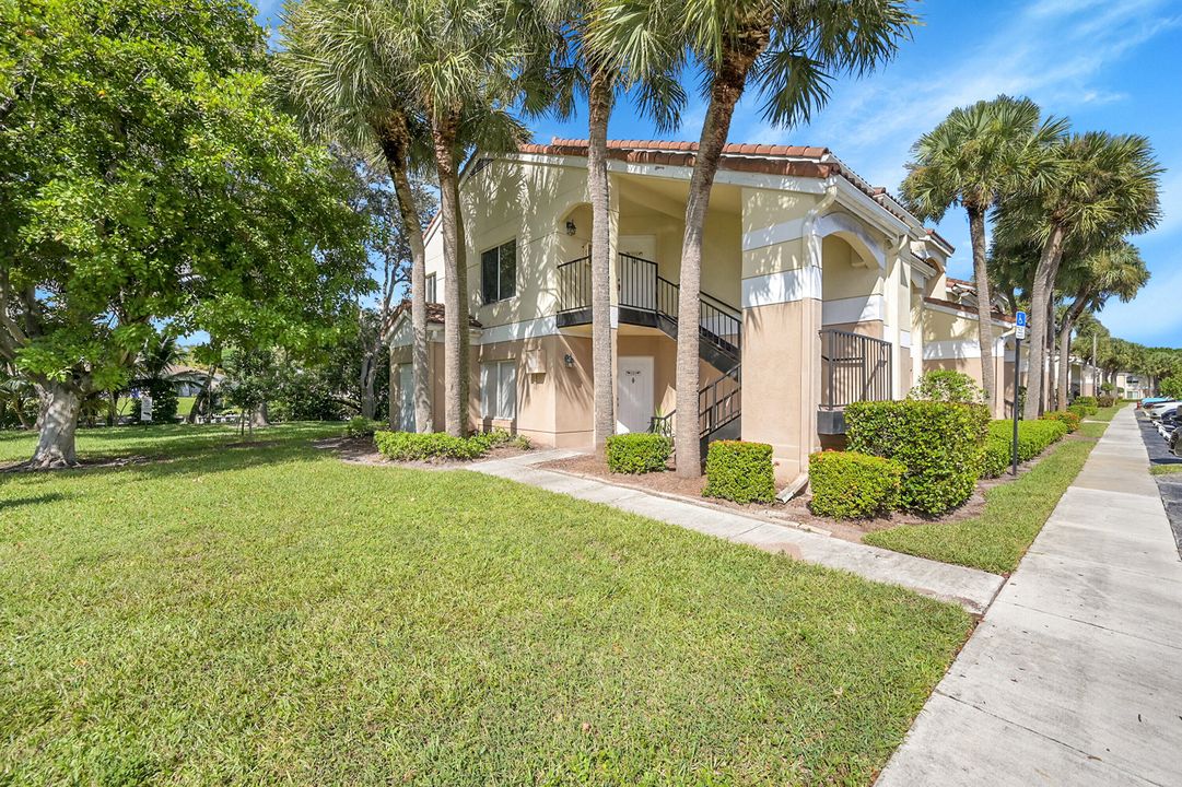 For Sale: $214,900 (2 beds, 2 baths, 1109 Square Feet)