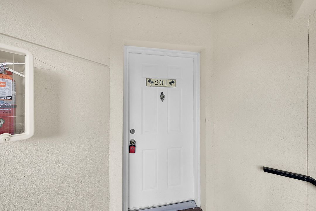 For Sale: $214,900 (2 beds, 2 baths, 1109 Square Feet)