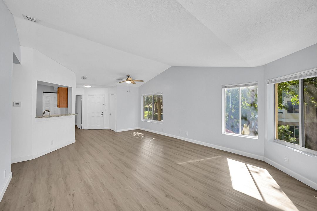 For Sale: $214,900 (2 beds, 2 baths, 1109 Square Feet)