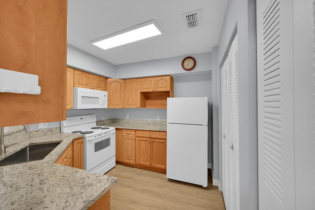 For Sale: $214,900 (2 beds, 2 baths, 1109 Square Feet)