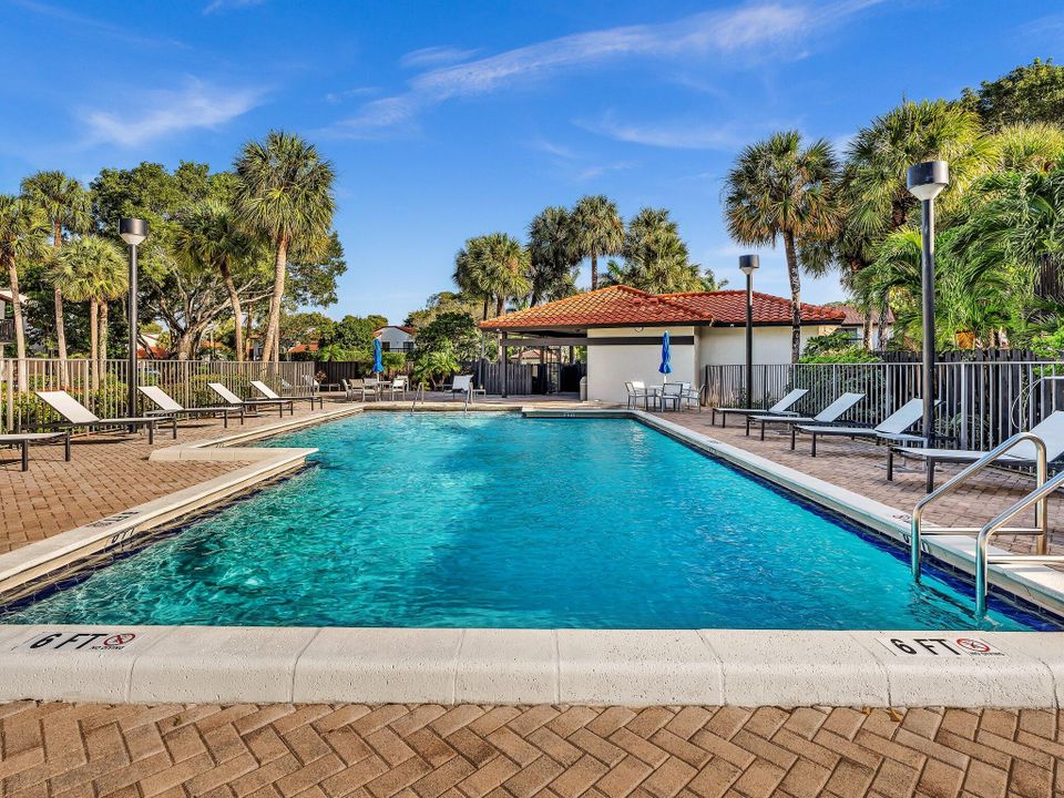 合同活跃: $650,000 (3 贝兹, 2 浴室, 1593 平方英尺)