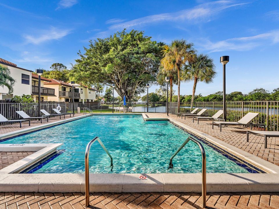 合同活跃: $650,000 (3 贝兹, 2 浴室, 1593 平方英尺)