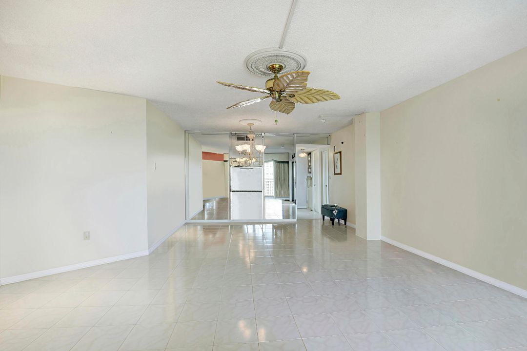 For Sale: $550,000 (1 beds, 1 baths, 987 Square Feet)