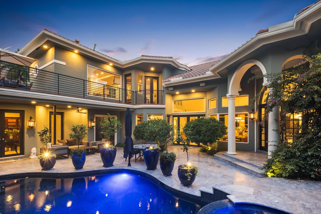 最近售出: $2,375,000 (4 贝兹, 4 浴室, 3984 平方英尺)