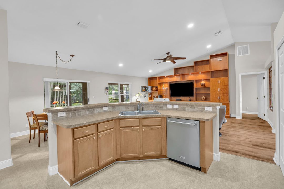 Activo con contrato: $425,000 (3 camas, 2 baños, 2226 Pies cuadrados)