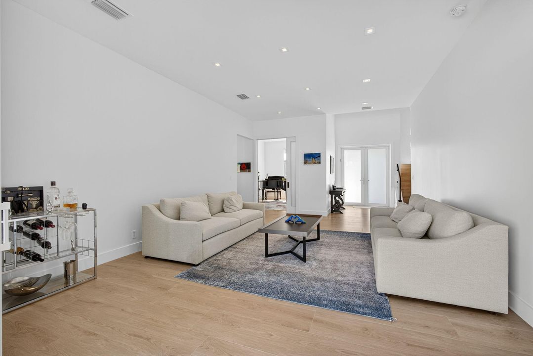 For Sale: $1,695,000 (5 beds, 4 baths, 3978 Square Feet)