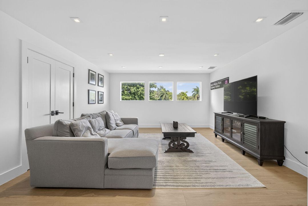 For Sale: $1,695,000 (5 beds, 4 baths, 3978 Square Feet)