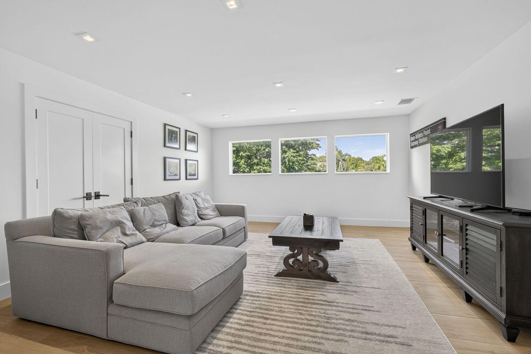 For Sale: $1,695,000 (5 beds, 4 baths, 3978 Square Feet)