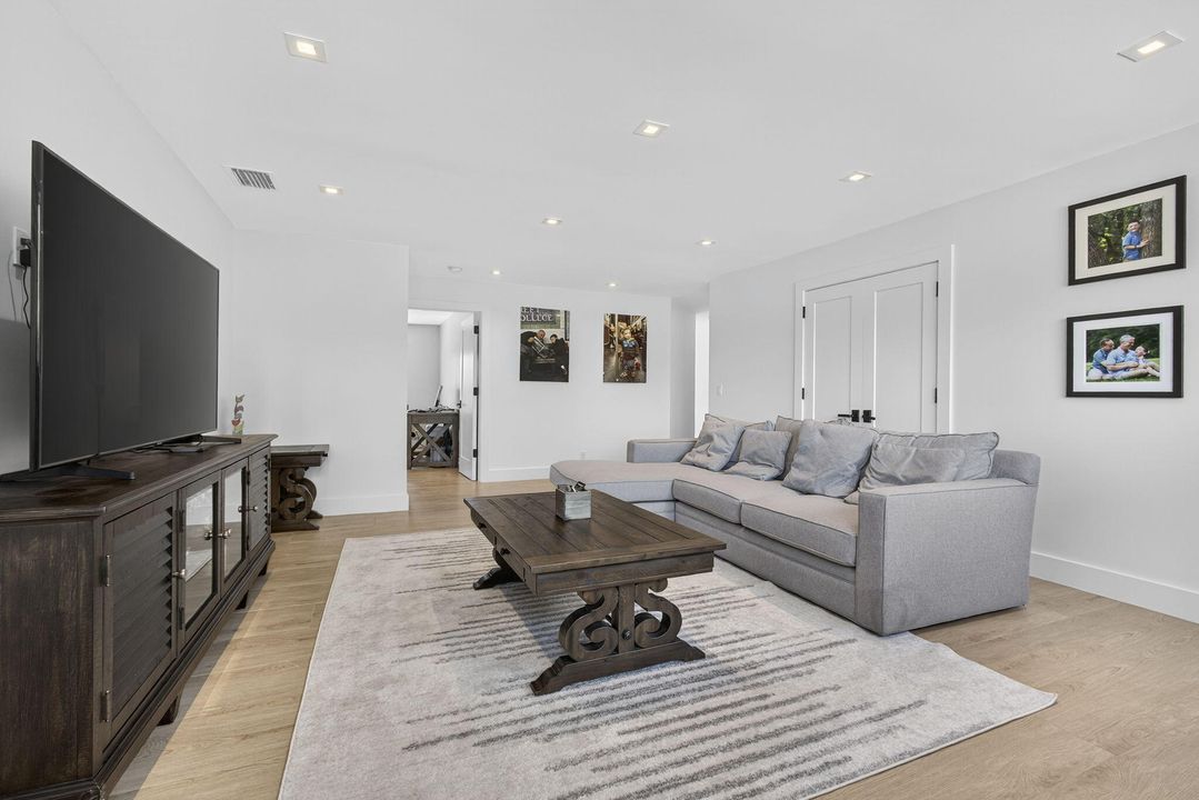 For Sale: $1,695,000 (5 beds, 4 baths, 3978 Square Feet)