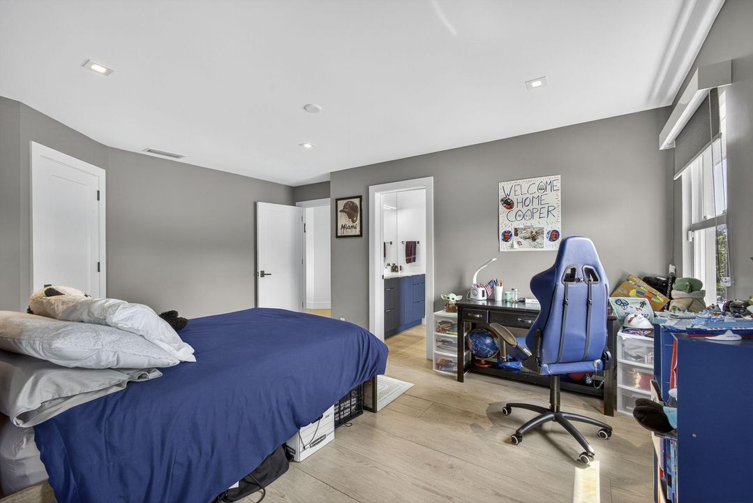 For Sale: $1,695,000 (5 beds, 4 baths, 3978 Square Feet)