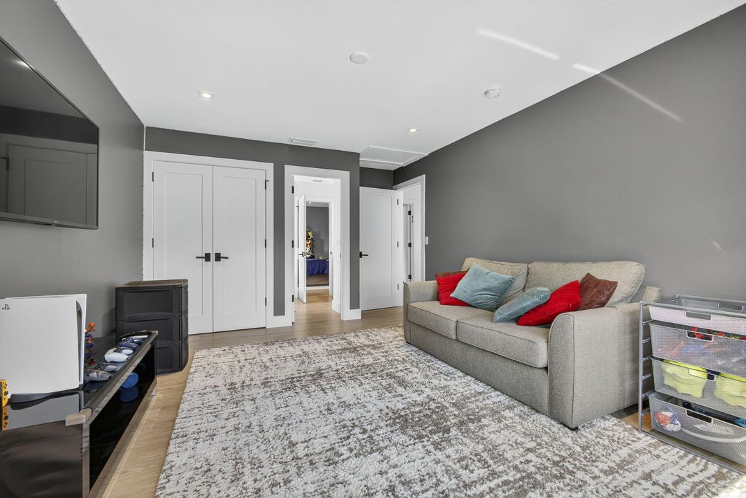 For Sale: $1,695,000 (5 beds, 4 baths, 3978 Square Feet)