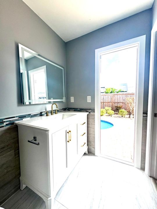 合同活跃: $4,250 (4 贝兹, 2 浴室, 1622 平方英尺)