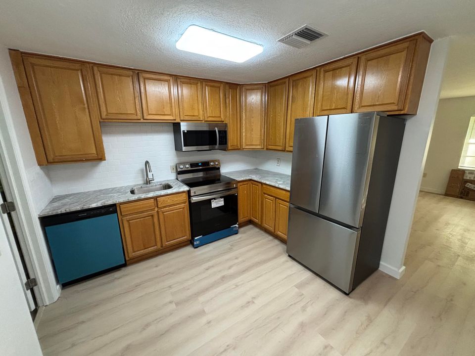 For Rent: $1,700 (2 beds, 1 baths, 810 Square Feet)