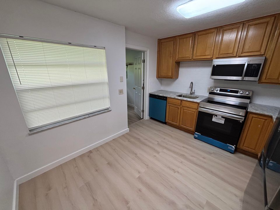 For Rent: $1,700 (2 beds, 1 baths, 810 Square Feet)