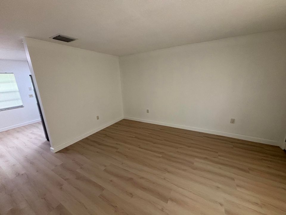 For Rent: $1,700 (2 beds, 1 baths, 810 Square Feet)