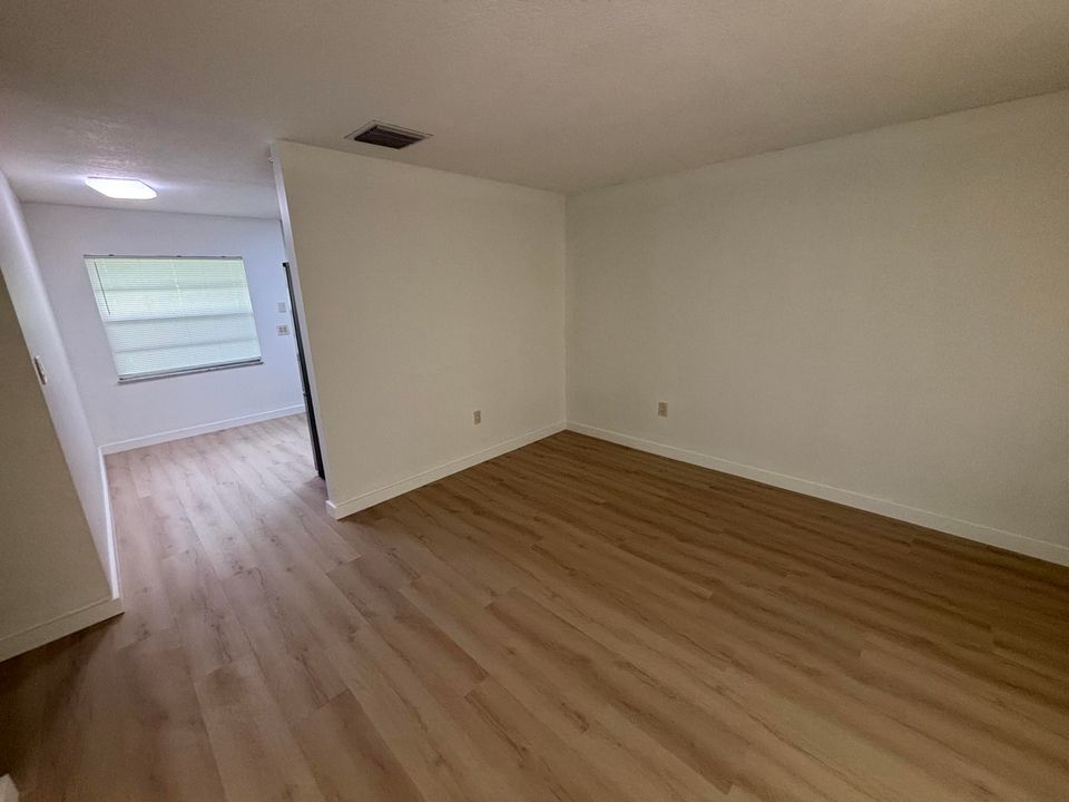 For Rent: $1,700 (2 beds, 1 baths, 810 Square Feet)