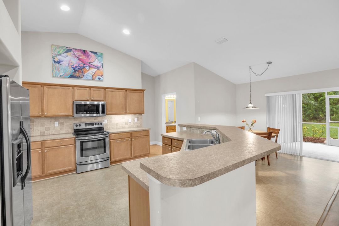 Activo con contrato: $425,000 (3 camas, 2 baños, 2226 Pies cuadrados)