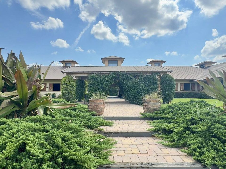 出租: $10,000 (2 贝兹, 1 浴室, 4349 平方英尺)