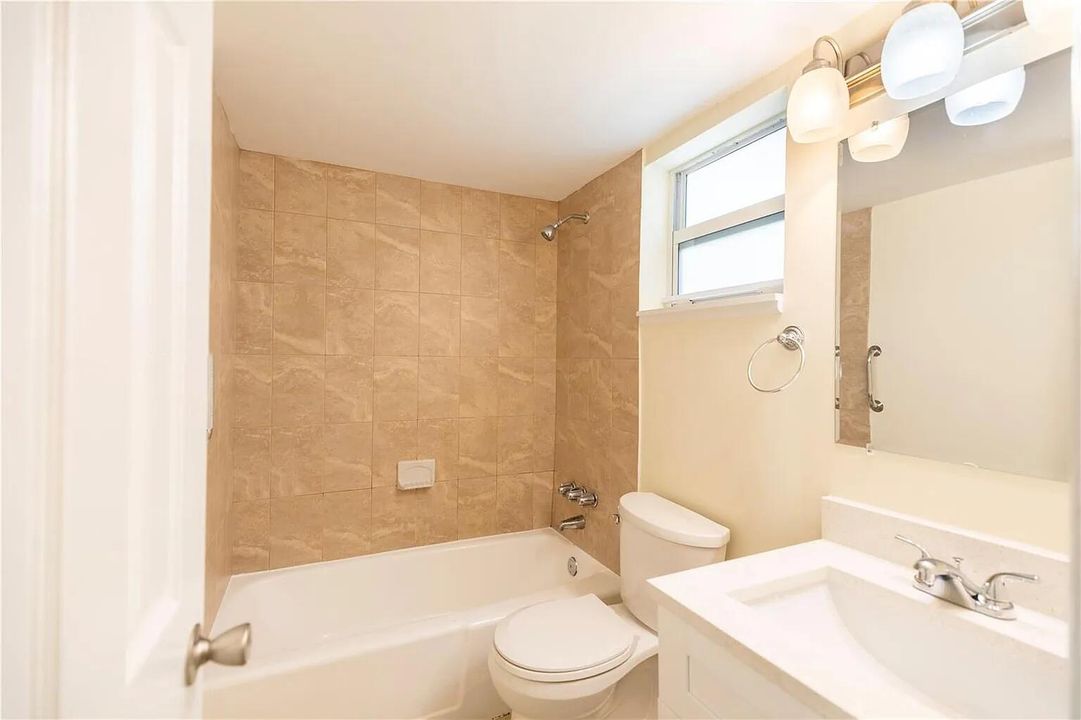 Active With Contract: $1,400 (1 beds, 1 baths, 550 Square Feet)