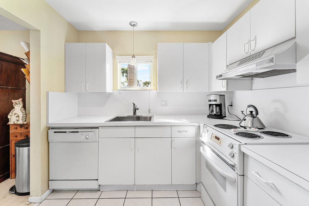 合同活跃: $147,000 (2 贝兹, 2 浴室, 1103 平方英尺)