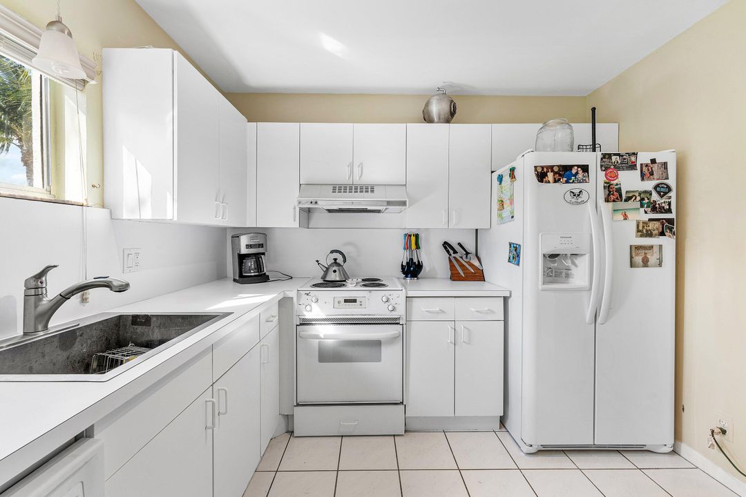 合同活跃: $147,000 (2 贝兹, 2 浴室, 1103 平方英尺)