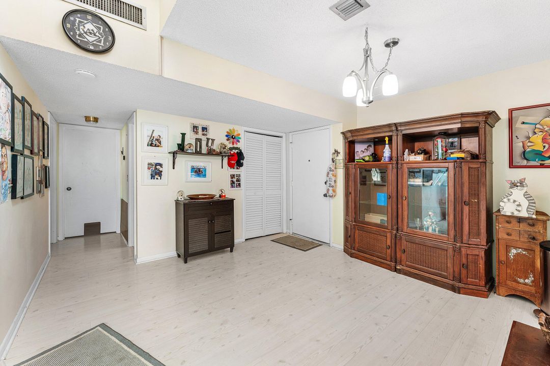 合同活跃: $147,000 (2 贝兹, 2 浴室, 1103 平方英尺)