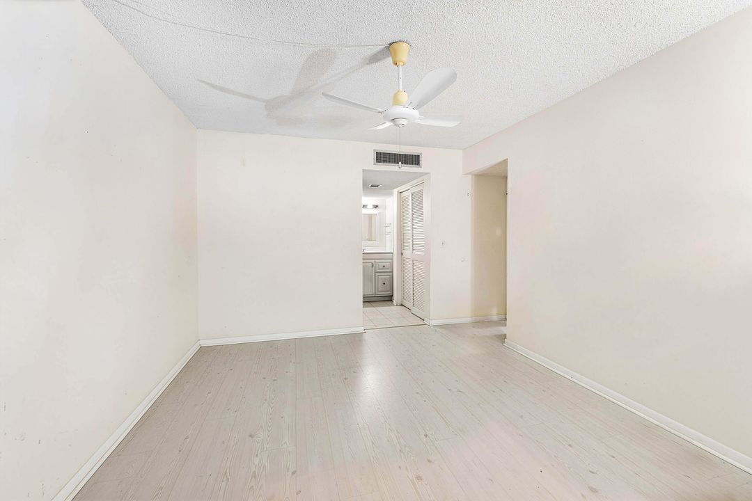 合同活跃: $147,000 (2 贝兹, 2 浴室, 1103 平方英尺)