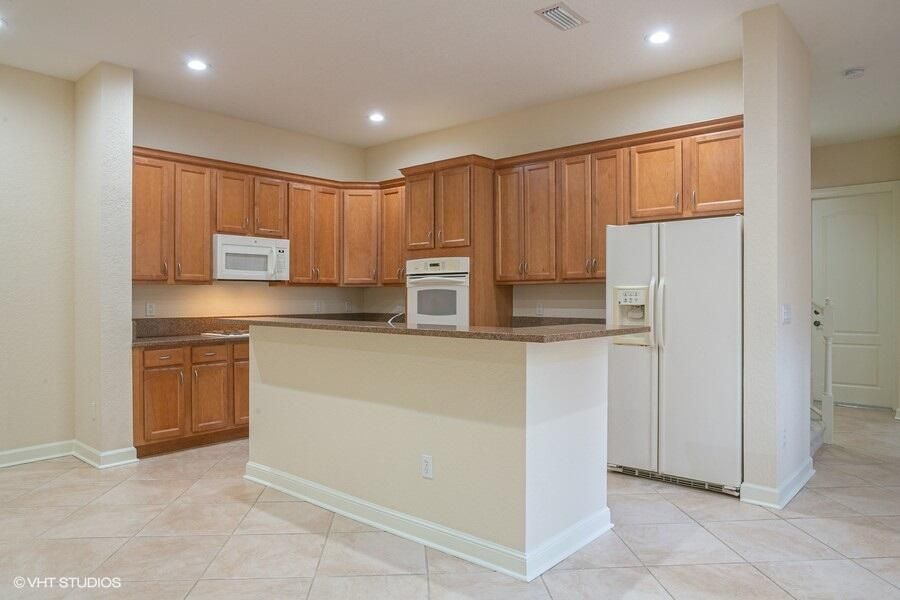 合同活跃: $4,850 (3 贝兹, 2 浴室, 2307 平方英尺)