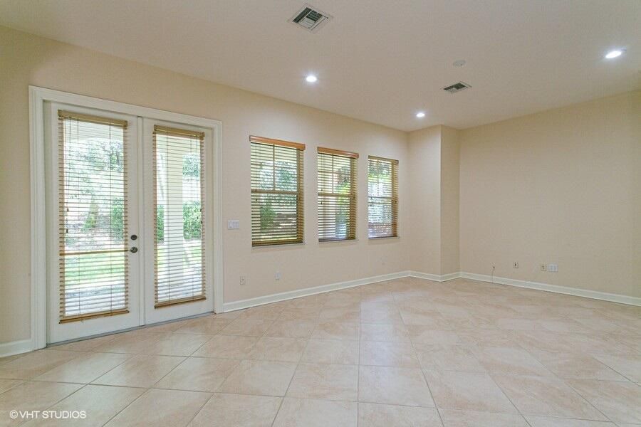 合同活跃: $4,850 (3 贝兹, 2 浴室, 2307 平方英尺)