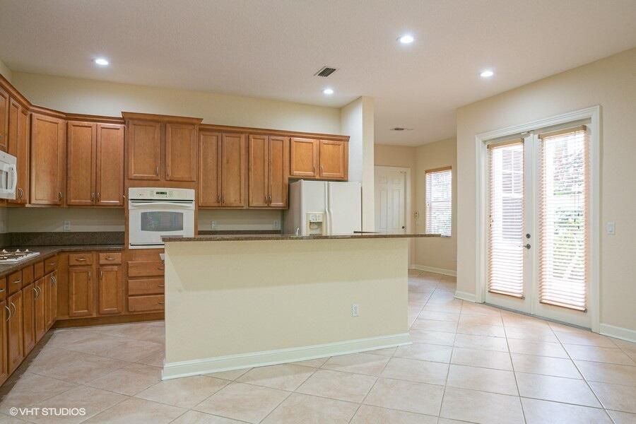 合同活跃: $4,850 (3 贝兹, 2 浴室, 2307 平方英尺)