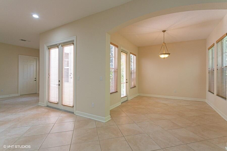 合同活跃: $4,850 (3 贝兹, 2 浴室, 2307 平方英尺)