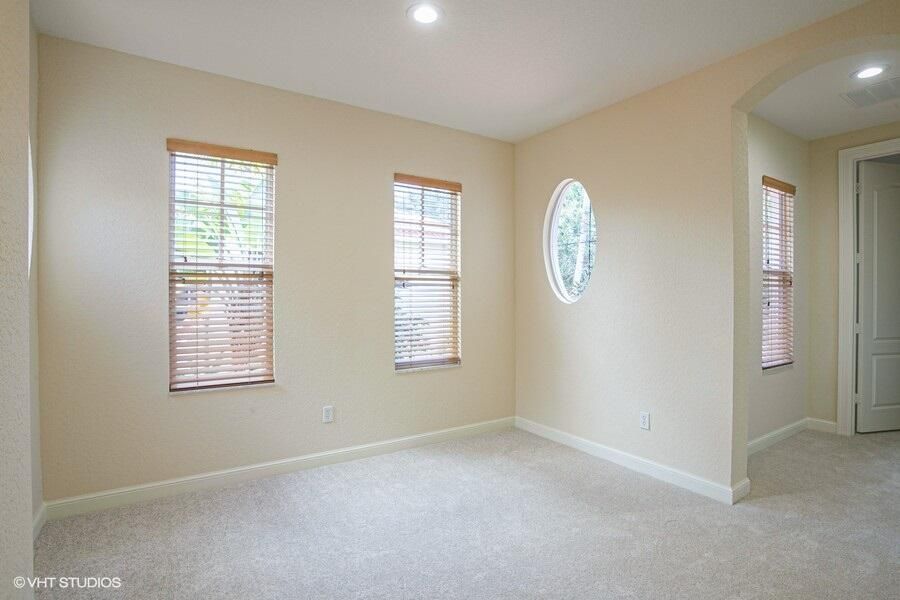 合同活跃: $4,850 (3 贝兹, 2 浴室, 2307 平方英尺)