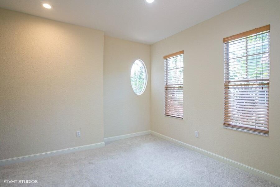 合同活跃: $4,850 (3 贝兹, 2 浴室, 2307 平方英尺)