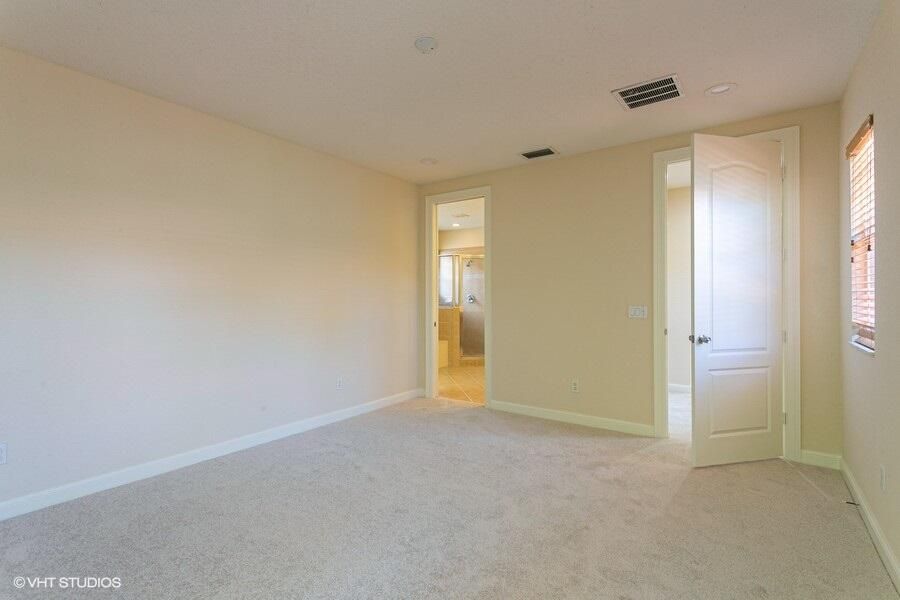 合同活跃: $4,850 (3 贝兹, 2 浴室, 2307 平方英尺)