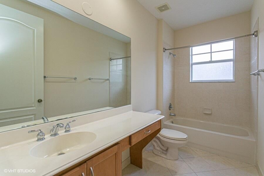 合同活跃: $4,850 (3 贝兹, 2 浴室, 2307 平方英尺)