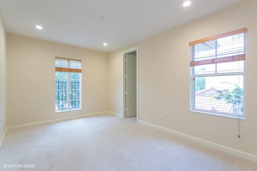 合同活跃: $4,850 (3 贝兹, 2 浴室, 2307 平方英尺)