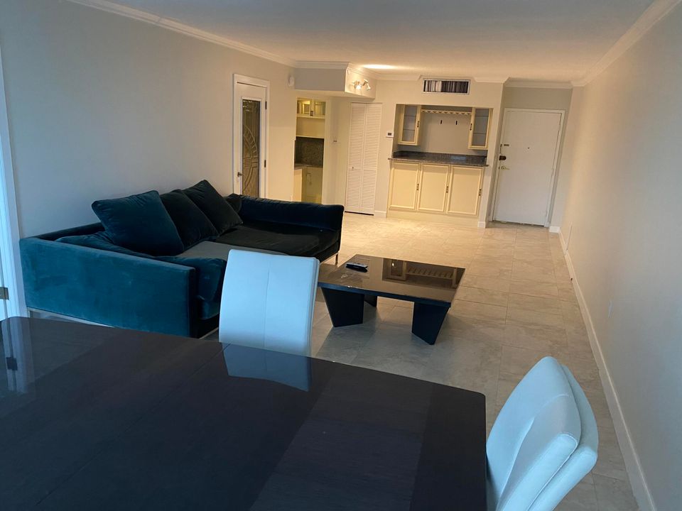 For Sale: $425,000 (1 beds, 1 baths, 1008 Square Feet)