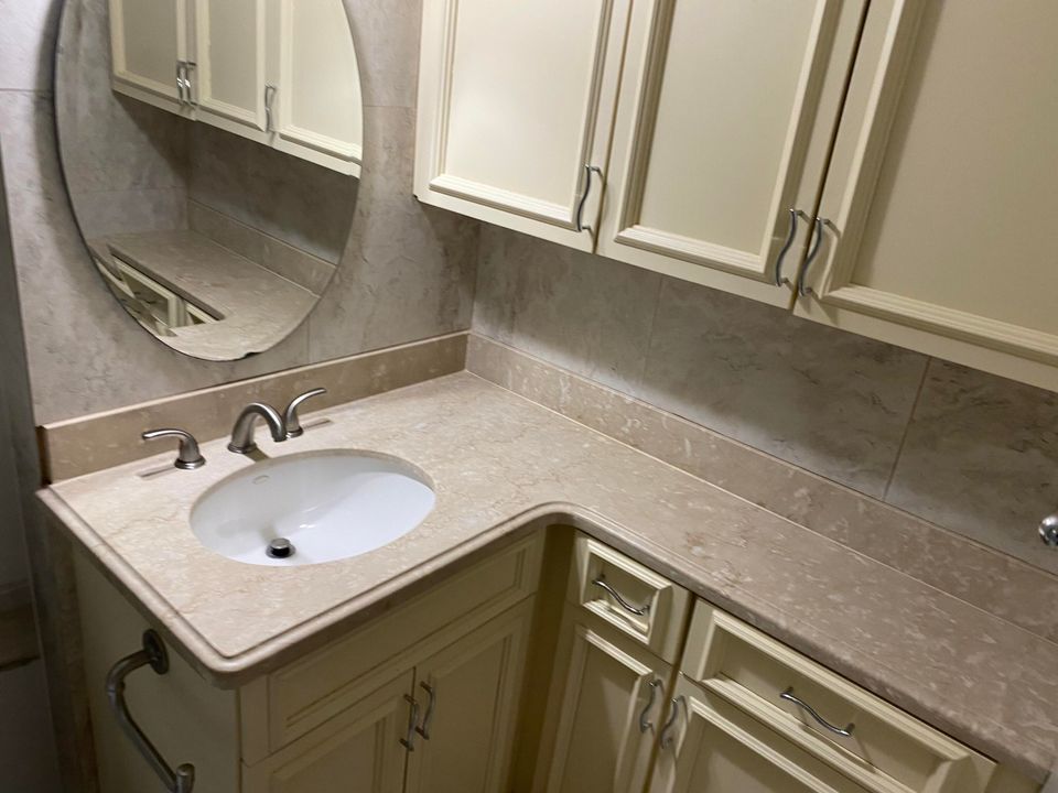 For Sale: $425,000 (1 beds, 1 baths, 1008 Square Feet)