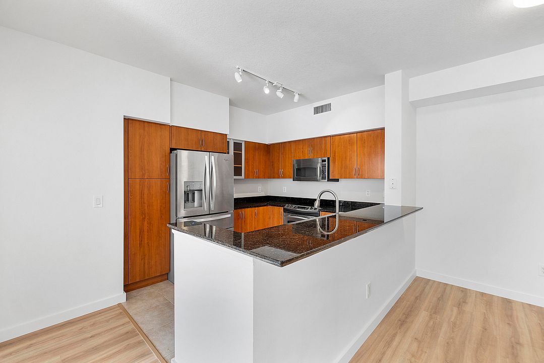 Active With Contract: $4,000 (2 beds, 2 baths, 1058 Square Feet)