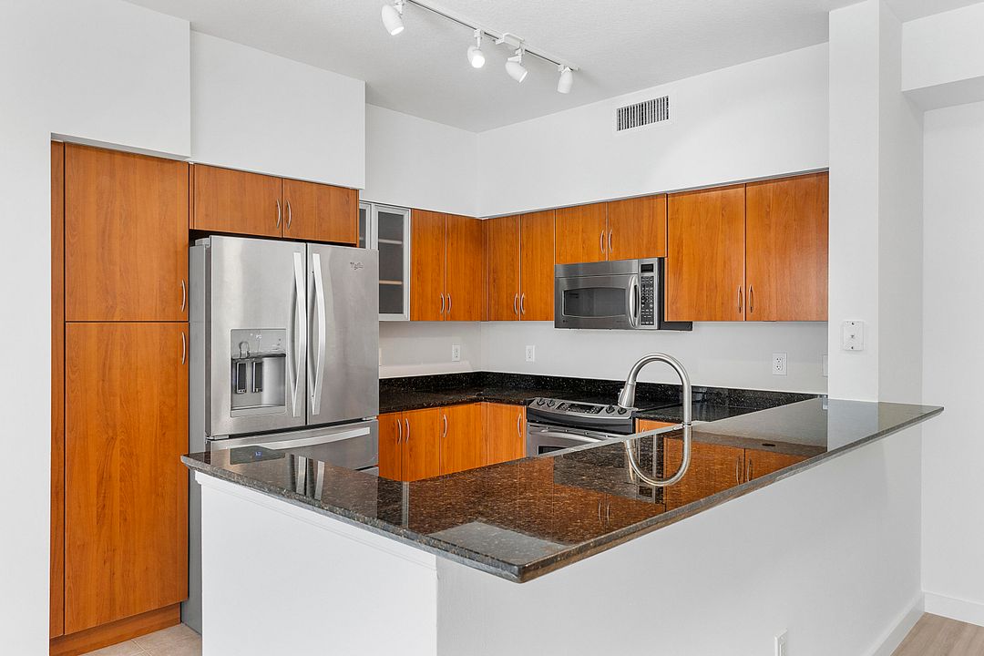 Active With Contract: $4,000 (2 beds, 2 baths, 1058 Square Feet)