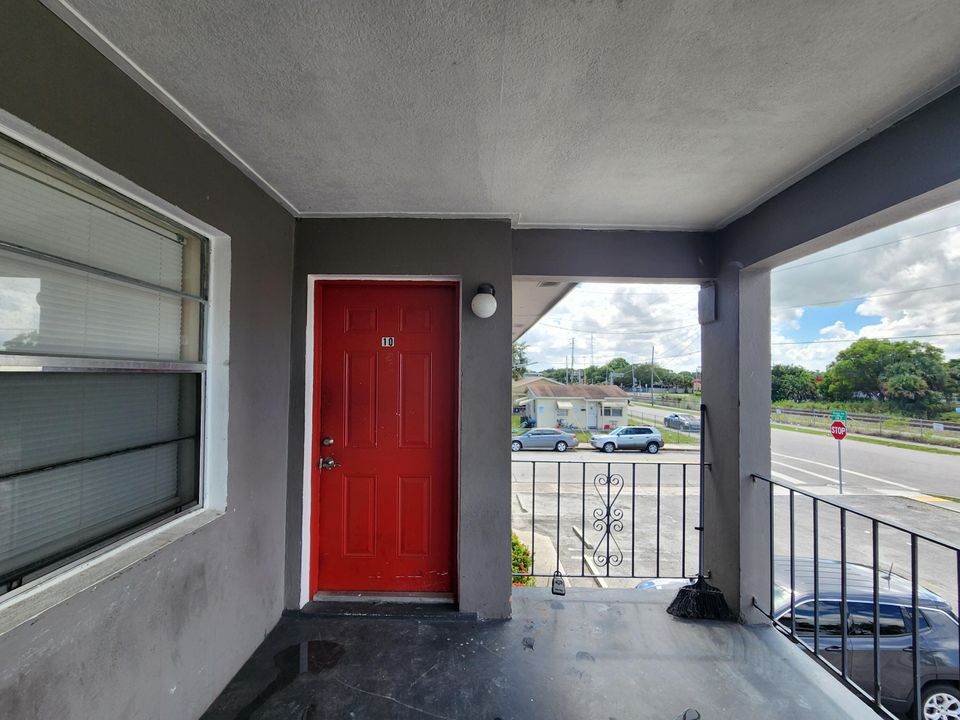 出租: $1,250 (2 贝兹, 1 浴室, 710 平方英尺)