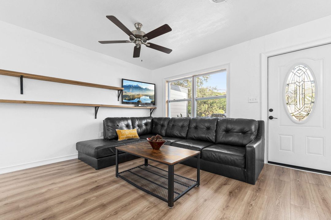 Active With Contract: $250,000 (2 beds, 1 baths, 949 Square Feet)