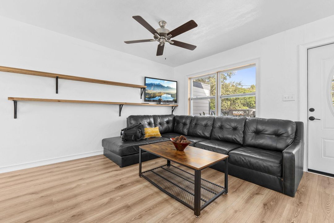 Active With Contract: $250,000 (2 beds, 1 baths, 949 Square Feet)