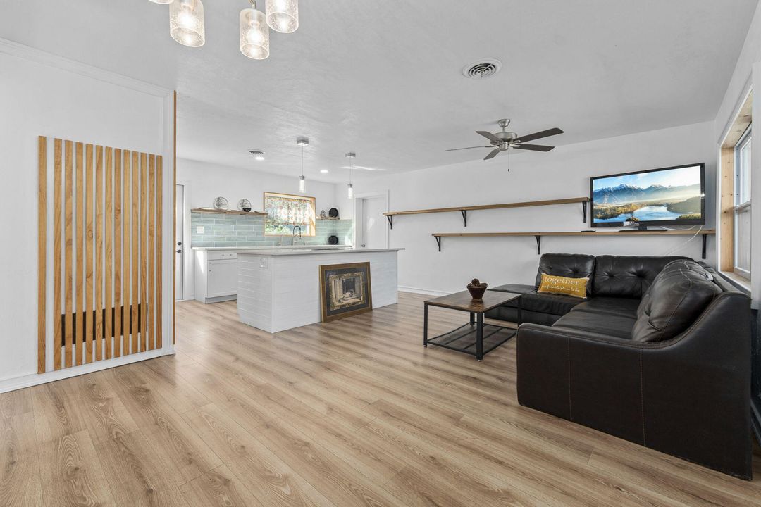 Active With Contract: $250,000 (2 beds, 1 baths, 949 Square Feet)