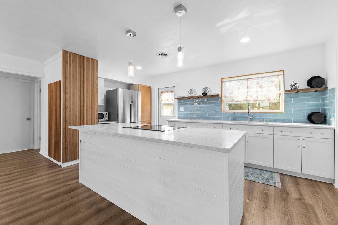 Active With Contract: $250,000 (2 beds, 1 baths, 949 Square Feet)