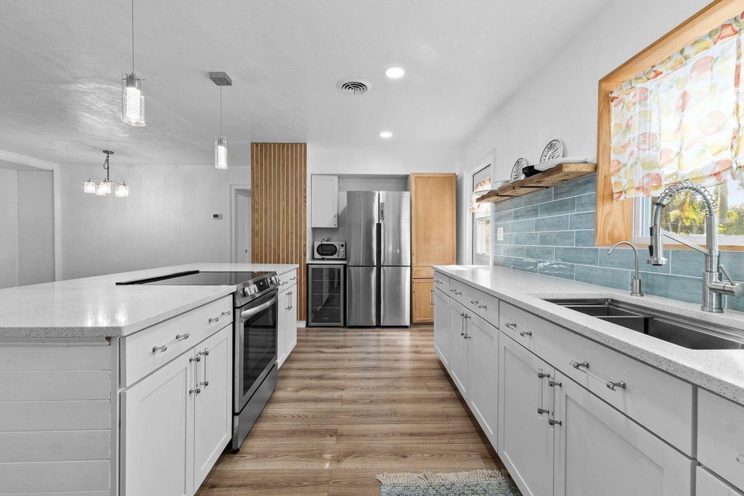 Active With Contract: $250,000 (2 beds, 1 baths, 949 Square Feet)