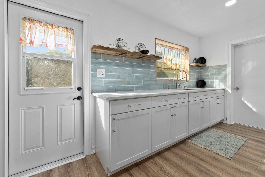 Active With Contract: $250,000 (2 beds, 1 baths, 949 Square Feet)